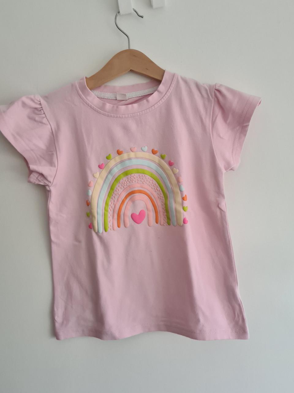 Roze shirt met leuke regenboog applicatie  Maat 128