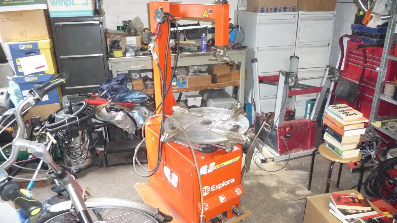 TE KOOP BANDEN MONTEER EN DEMONTEER APPARAAT merk EXPLORA