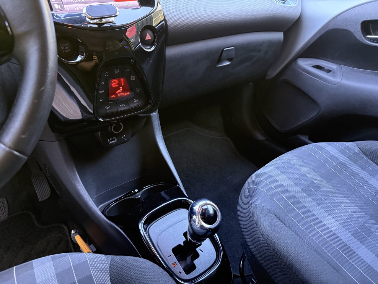 Peugeot 108 1.0 e- VTi Automaat/ Led/ Scherm/ Lane/ Airco/ Full option