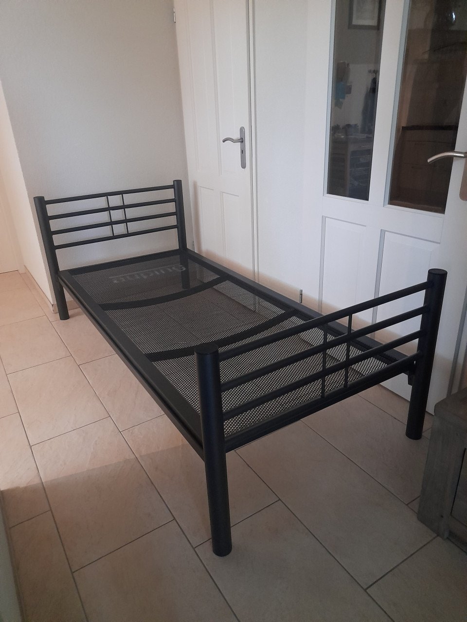 Metalen 1 persoons bed 90 x 200 (in goede staat )