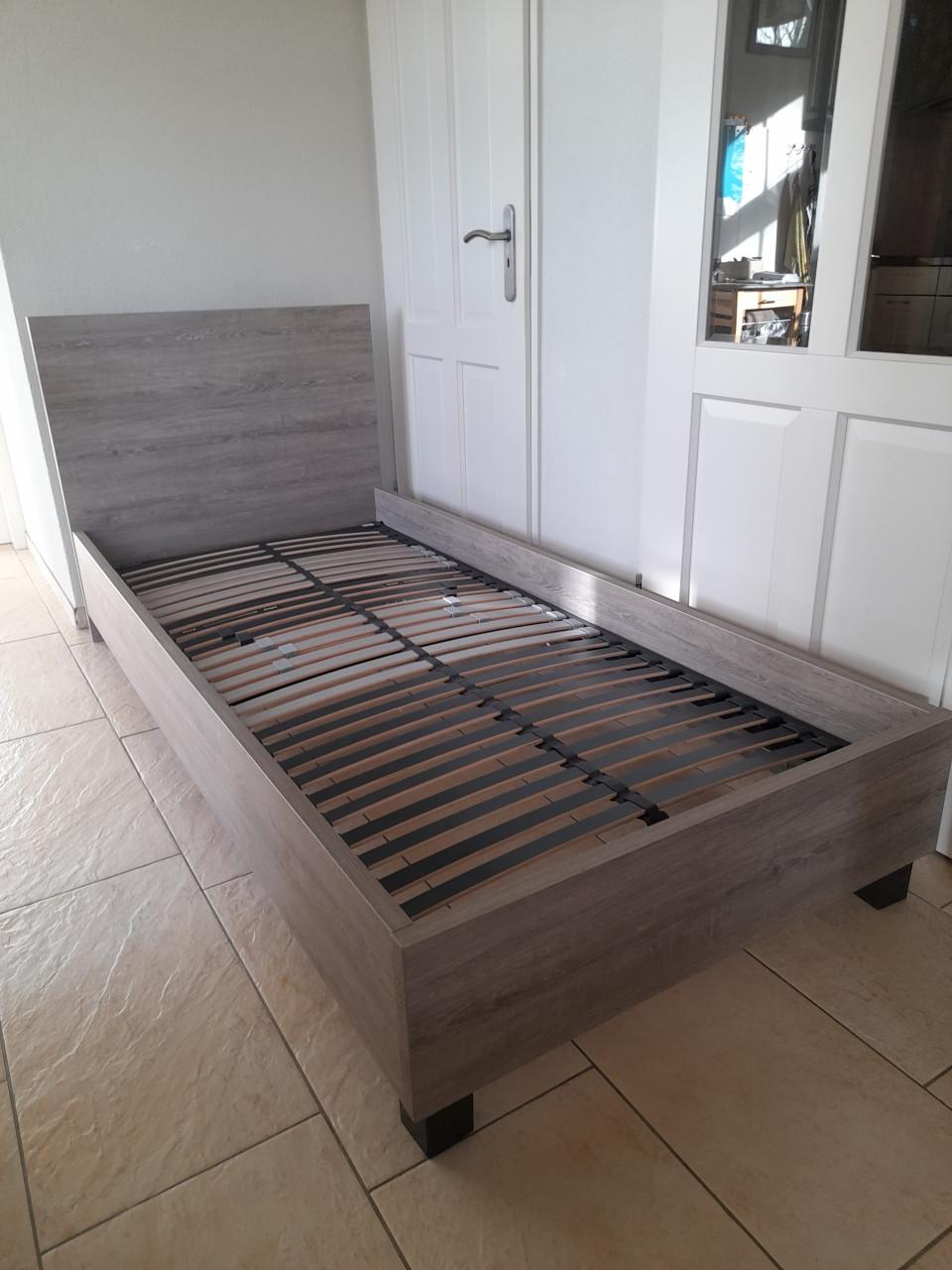 1 persoons bed 90 x 200 ( in goede nette staat )