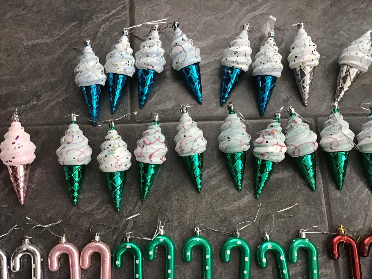 70 Kerstballen/kerstversiering/kersthangers: ijsjes, cupcakes, lolly’s