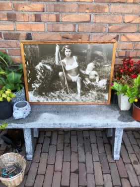 Zwart/wit foto ingelijst achter ontspiegeld glas.