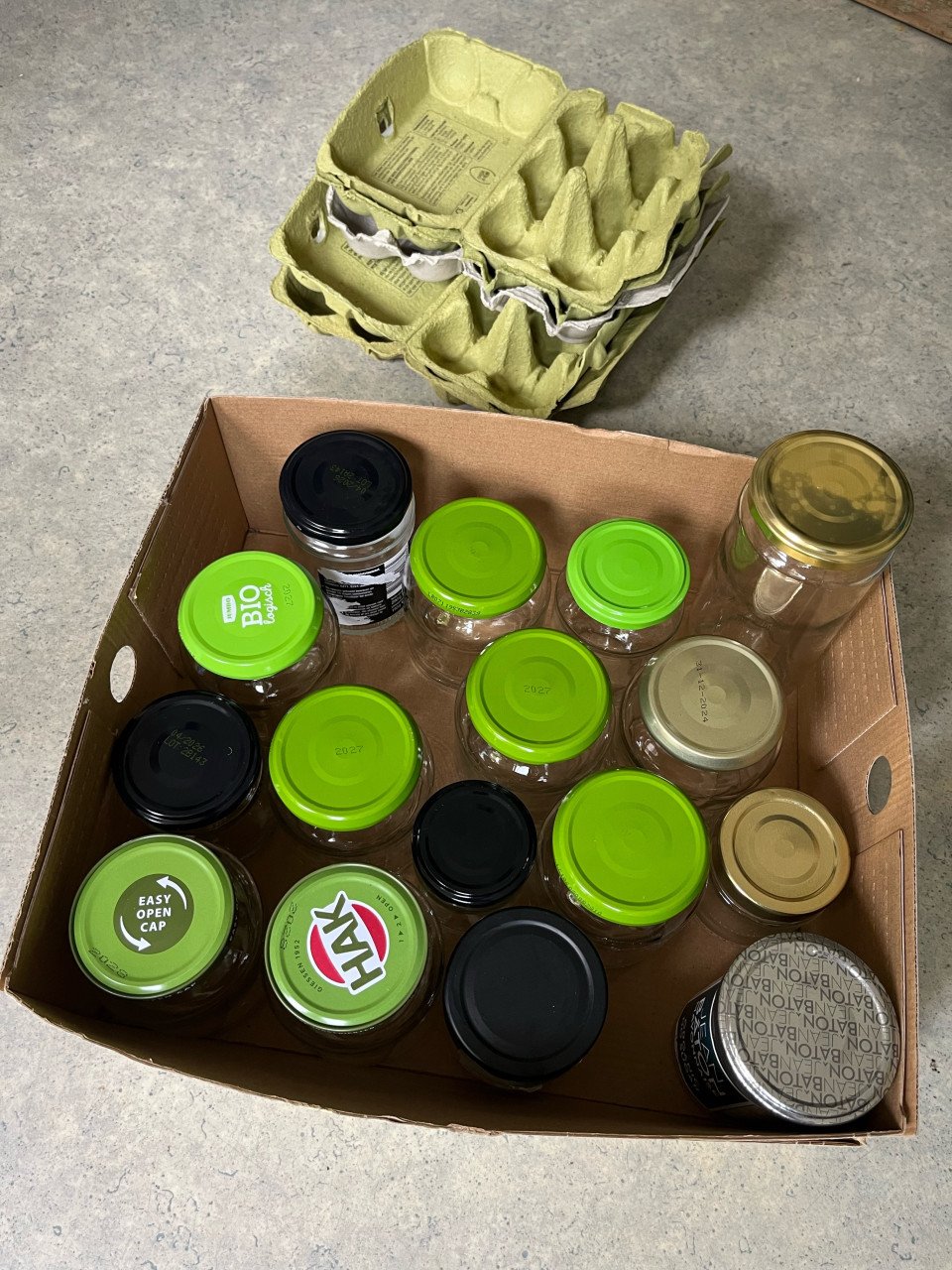 Glazen (jam)potjes en eierdozen