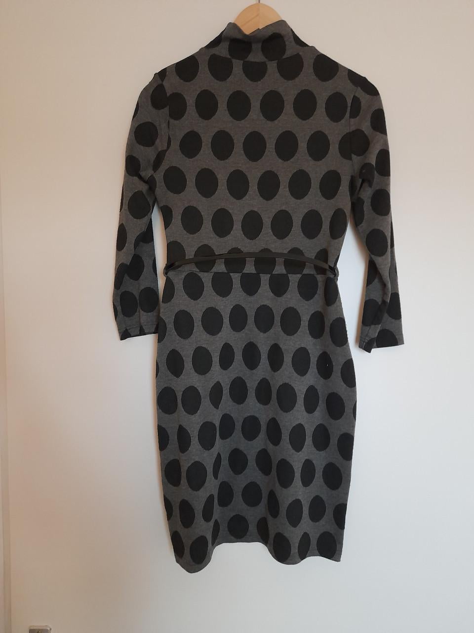 Grijze stippenjurk dept maat s