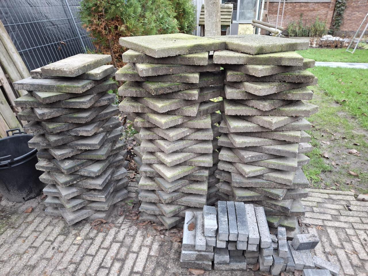 Tuintegels 50x50 gratis af te halen (ca 45m2 / 180 stuks)