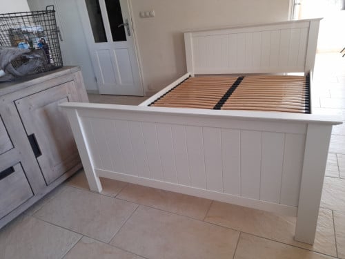 Wit bed 140 x 200 (in goede staat )140 x 200