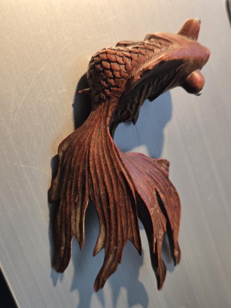 Handgesneden houten sculptuur van een goudvis of sluierstaart 10x6x4 cm