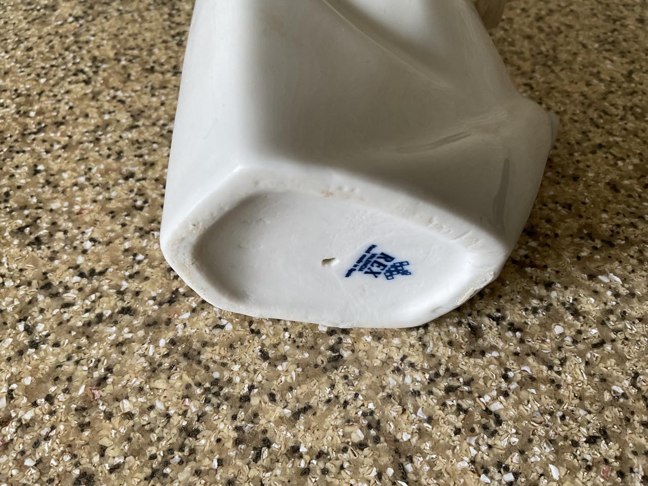 Porceleinen beeldje. Merk: REX. Valencia.   Handpainted Spanje. Hoog: 22 cm