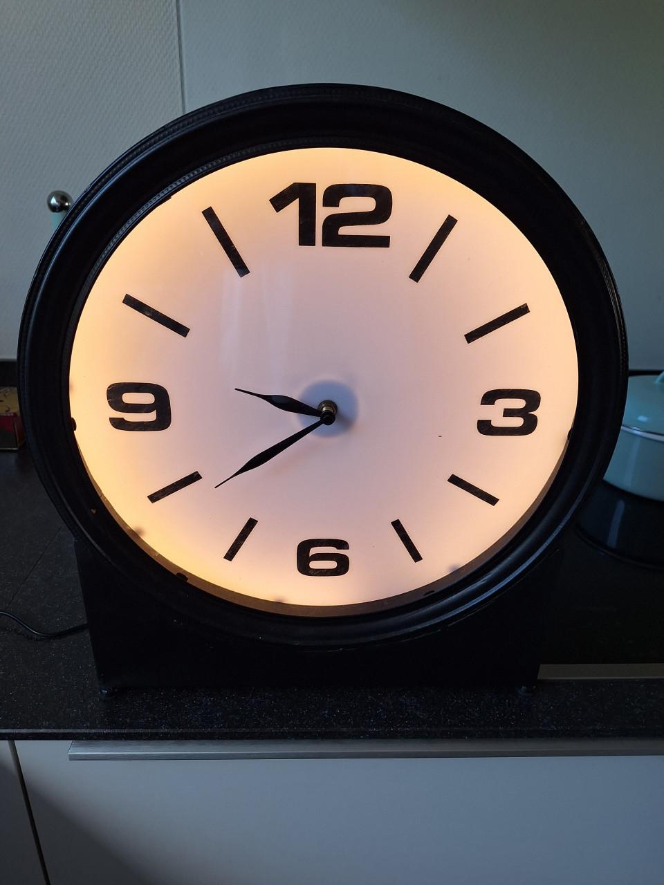Tafelklok groot met verlichting