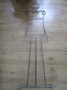 Paspop Metaal H=163 cm. B=43 cm.