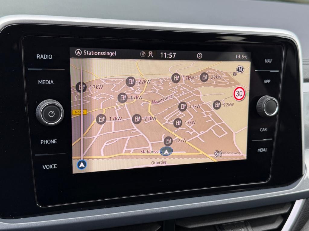 Volkswagen T-roc 1.5 tsi 150pk dsg style | trekhaak | navi | iq light | ada