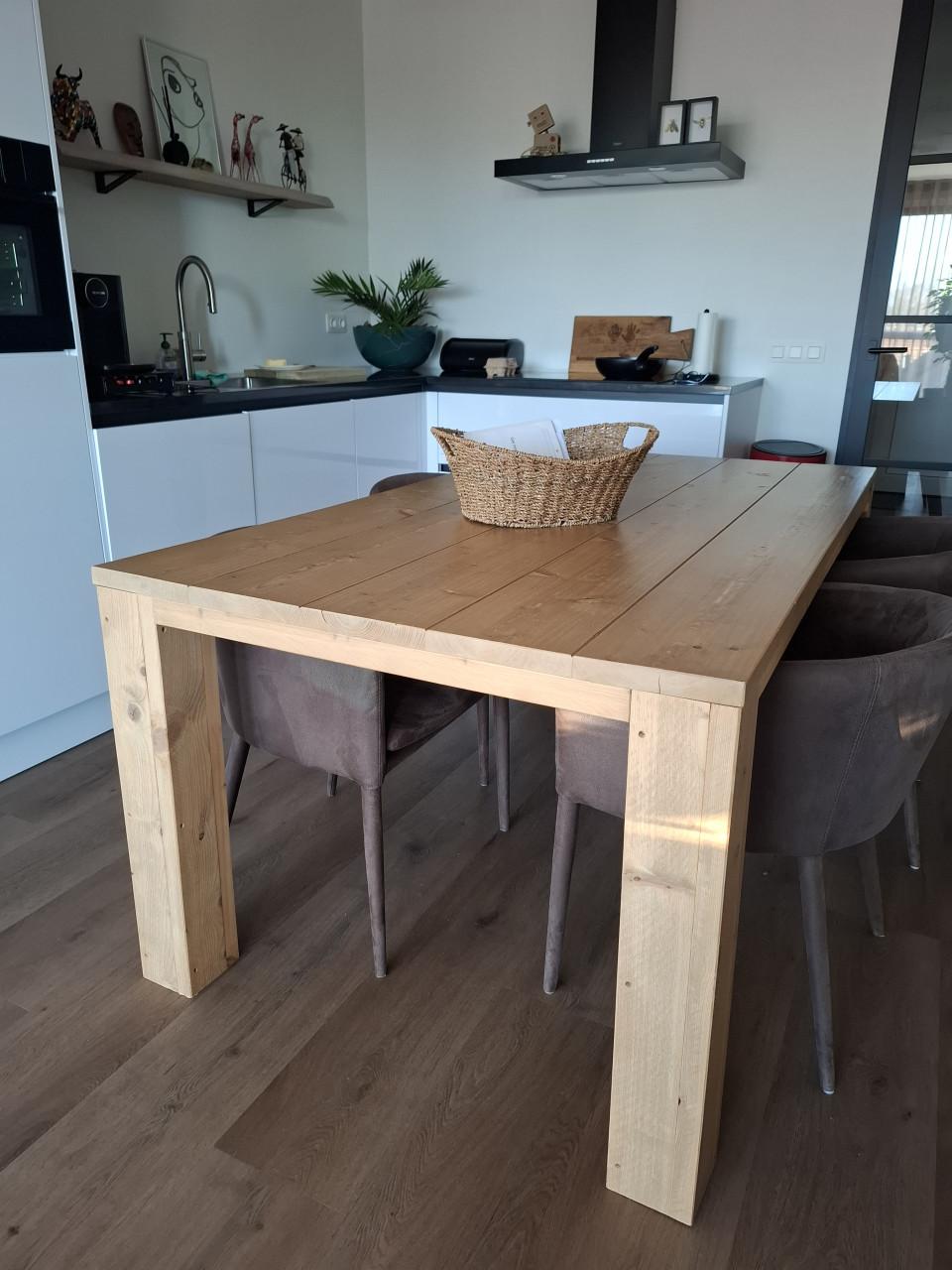 Steigerhouten eettafel met vier bijpassende stoelen