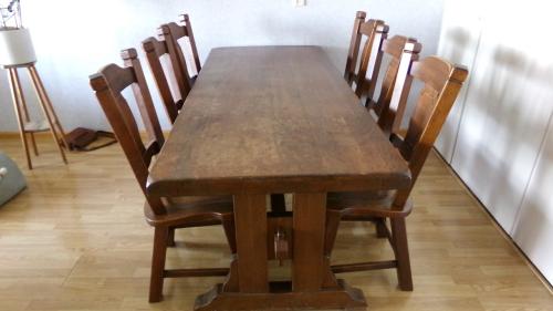 Massief eiken kast en massief eiken eethoek met zes stoelen