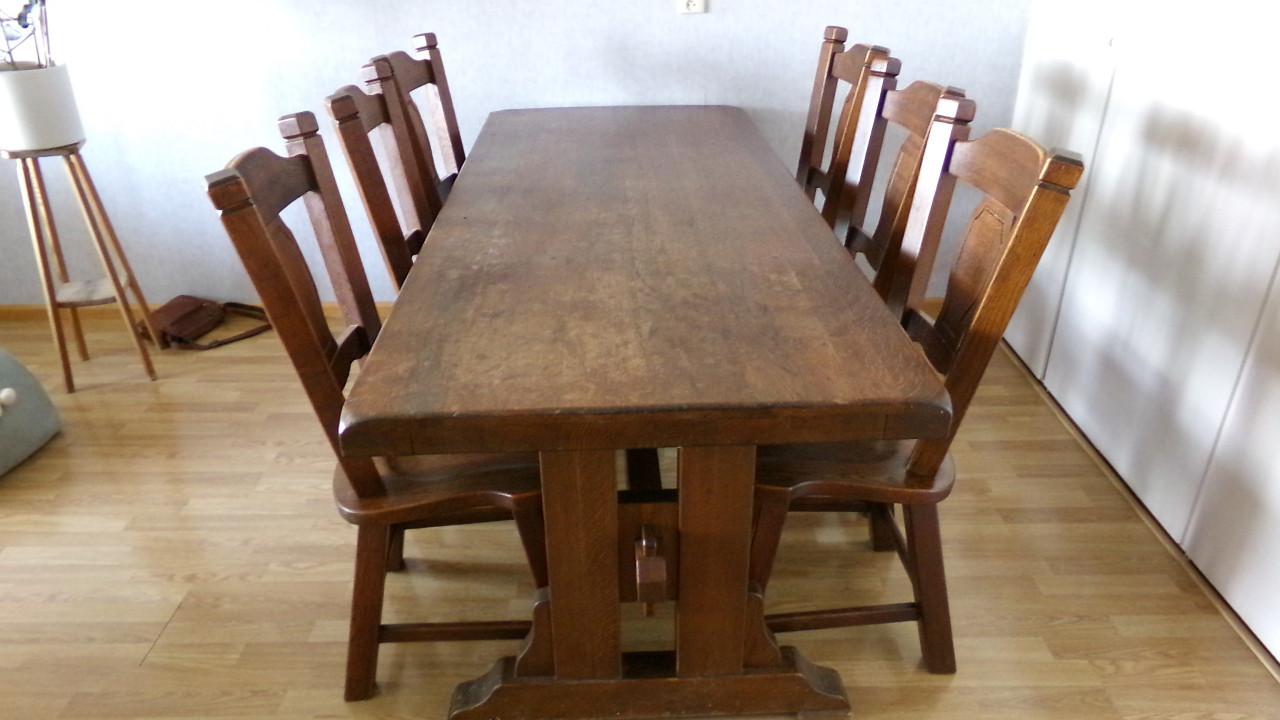 Massief eiken kast en massief eiken eethoek met zes stoelen