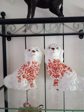Hondjes van porcelein