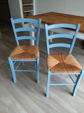 6 leuke stoelen met rieten zitting , kleur lichtblauw