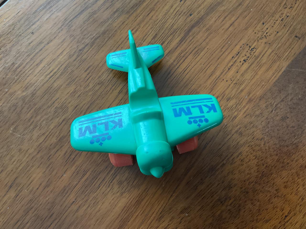 Vliegtuigje met tekst: KLM.       VIKINGPLAST.    SWEDEN.