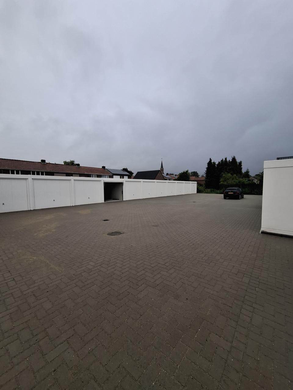 TE HUUR NIEUWE GARAGEBOX IN CLINGE