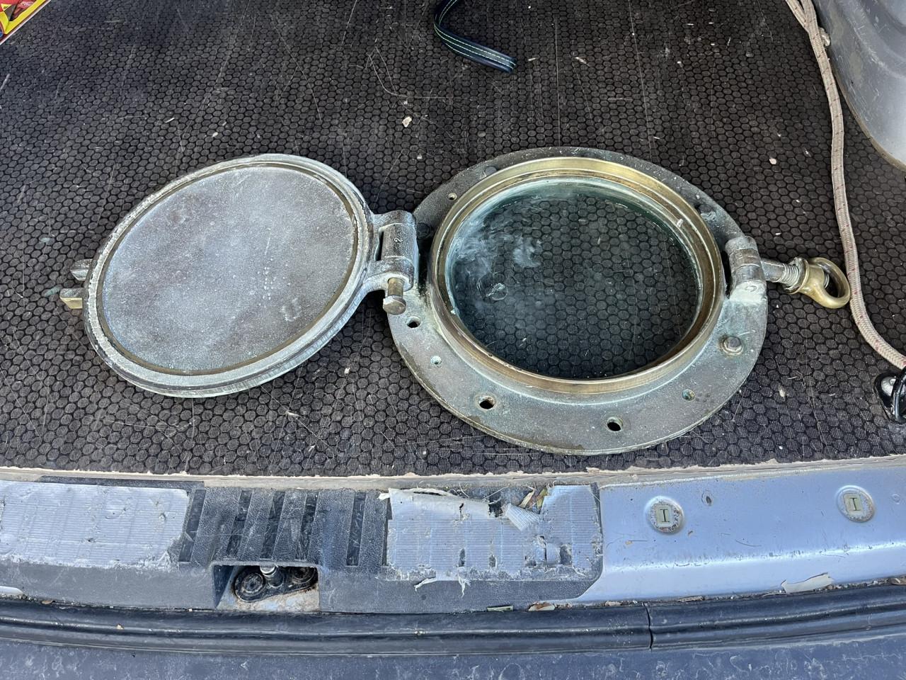 Patrijspoort met blind messing