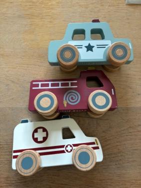 Set van drie houten hulpverleningsauto's Little Dutch ambulance brandweer