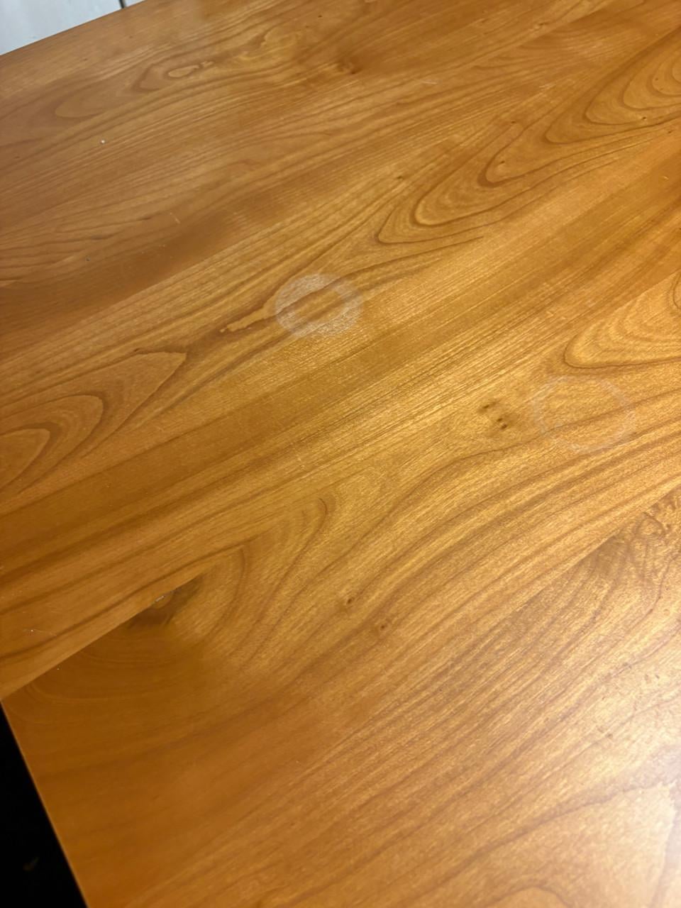 Eettafel met 4 leren stoelen