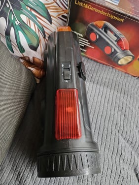 Nieuwe grote 12 volt auto zaklamp met oplader en gereedschap....