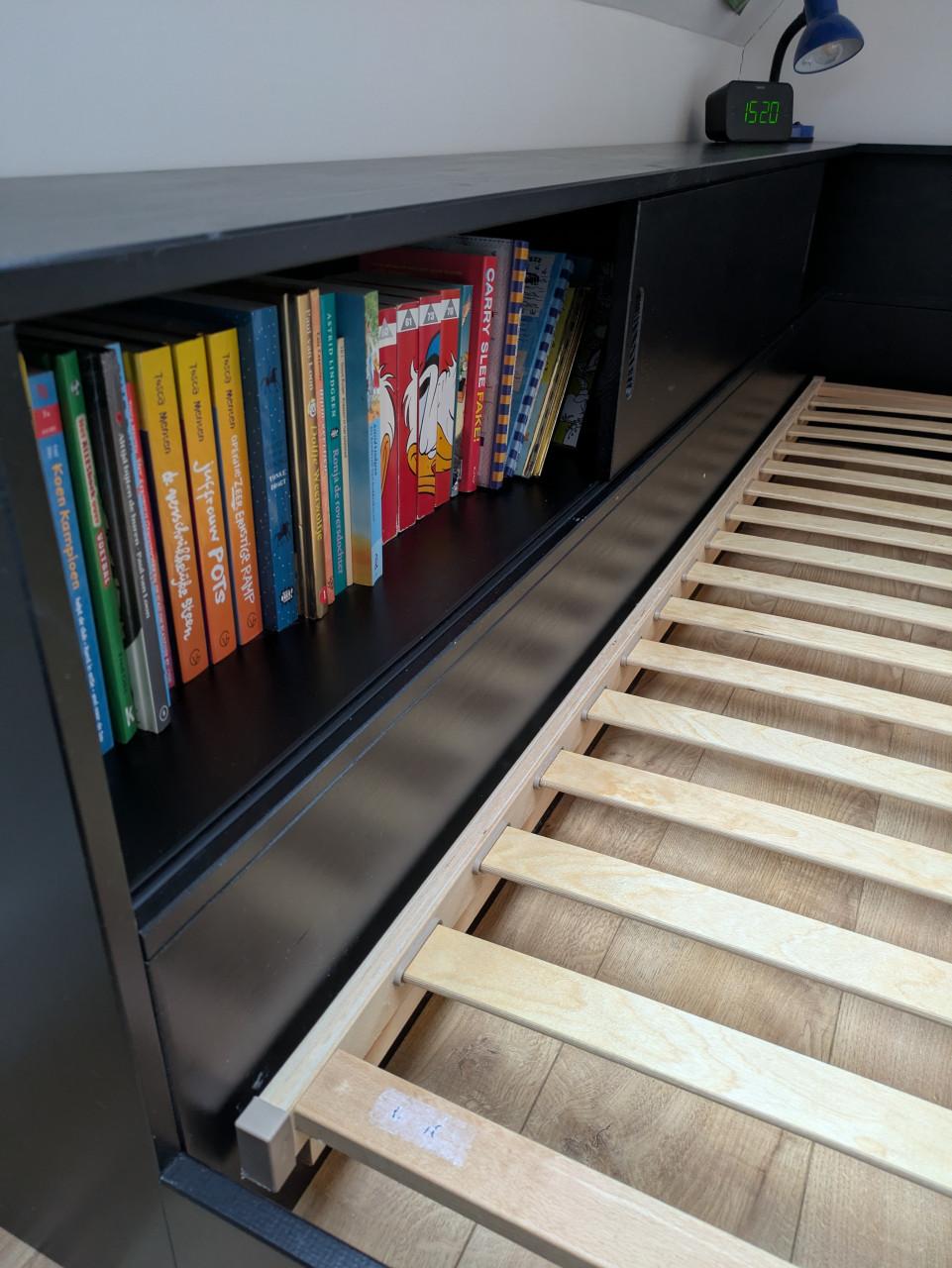 Woood bed met lattenbodem en kast