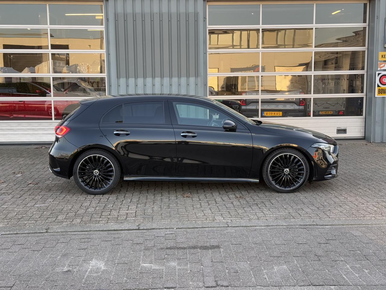 Mercedes-Benz A-klasse - 180 d AMG | Widescreen | Camera | Sfeer | Carplay