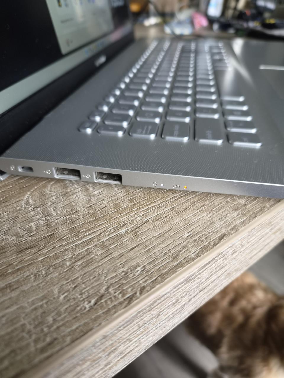 Asus laptop 17 inch FHD,