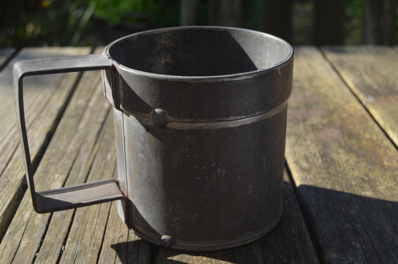 4 Tinnen kannen / maatbekers diverse maten