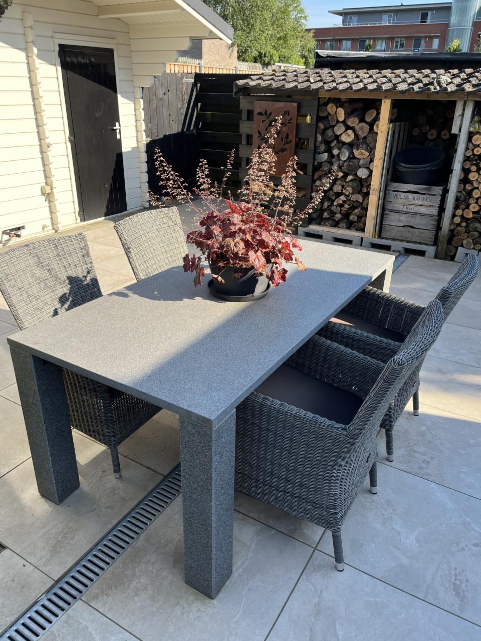 Tuintafel van natuursteen