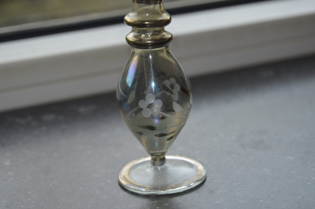 Glazen parfumflesje vrij fragiel, mooi beschilderd.