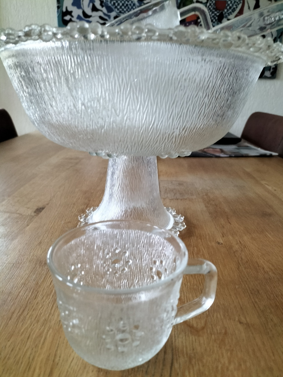 Glazen bowl-schaal met 6 glazen kopjes en plastic bowl-schep.