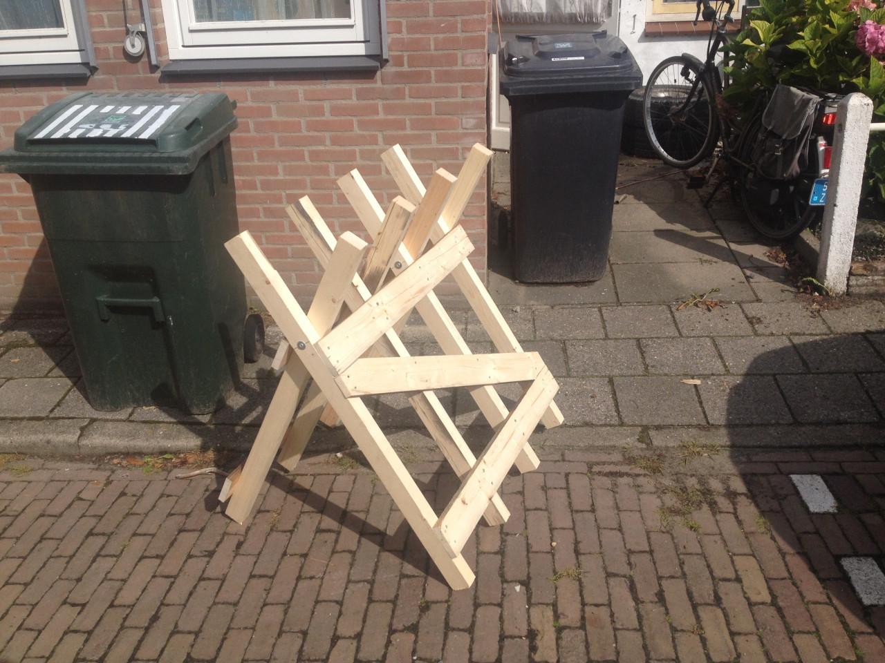 Veel haardhout doorzagen met kettingzaag en robuste stabiele zaagbok