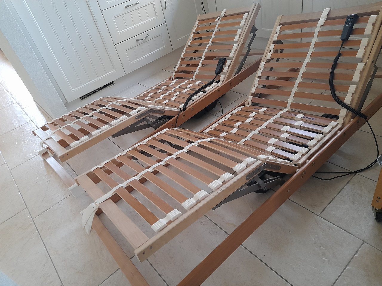 2 x Elektrisch verstelbare  lattenbodem 80 x 200 ( in goede staat )