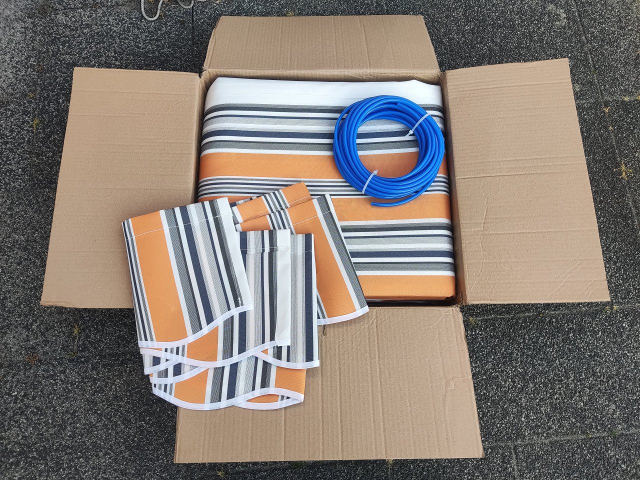 Witte knikarm zonnescherm met nieuw doek.