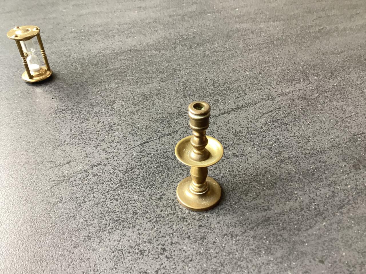 Kolenkit. Doofpot 2 x. Vijzel 2 x.  Stoof.  Zandloper.  Kaarsenhouder.