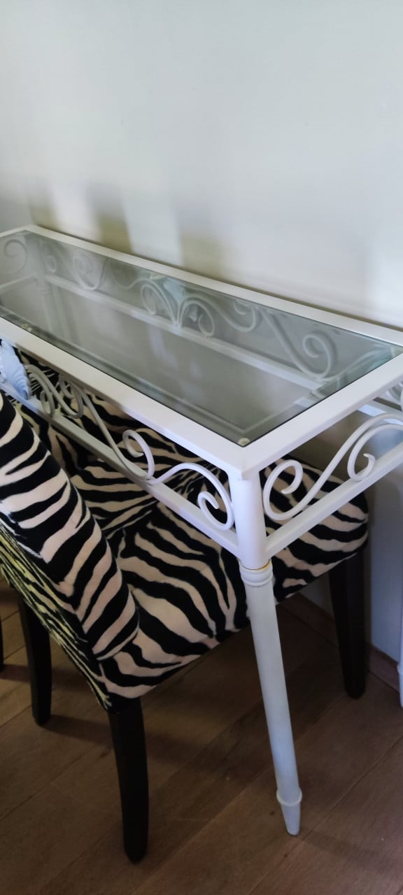 Super leuke set: 2x Zeebrastoelen + evt. wit metalen met glas side table