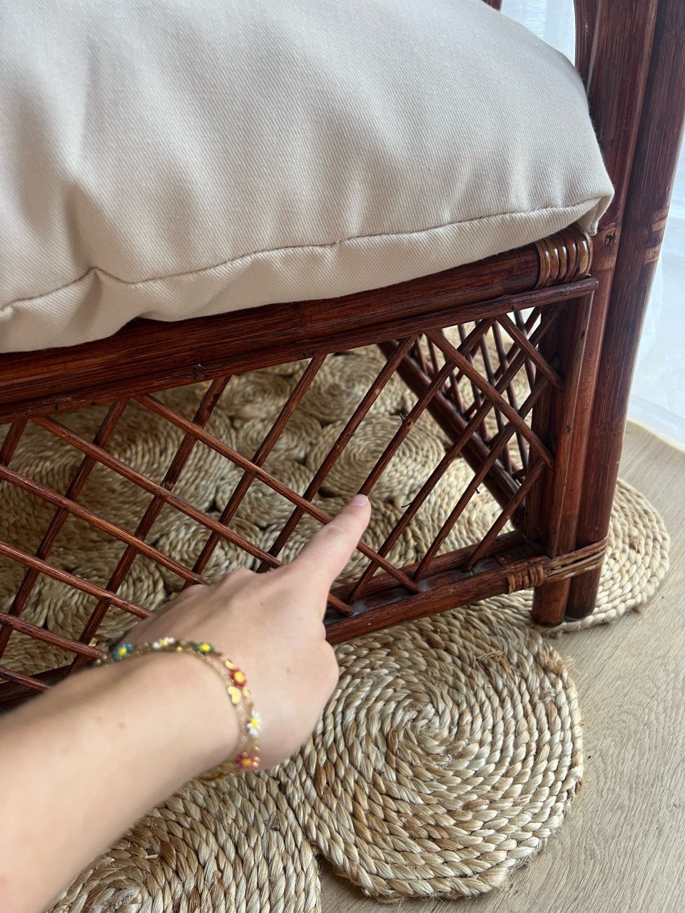 Rotan/rieten fauteuil met handgemaakte kussenhoes