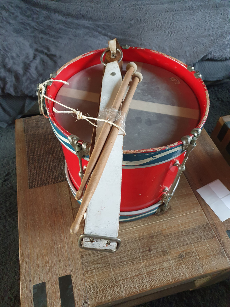 Prachtige grote antieke marching band drum, incl drumsticks en leren riem..