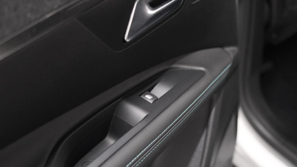 Peugeot 5008 puretech 130 eat8 allure pack business | trekhaak | elektronis