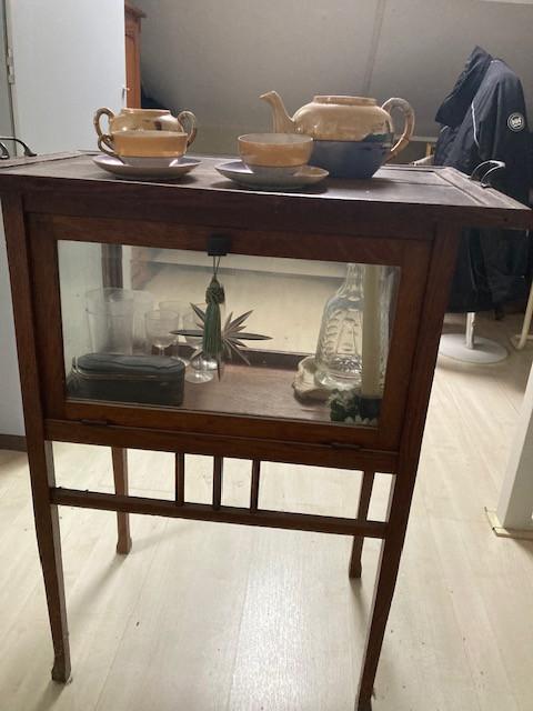 Antiek theekastje