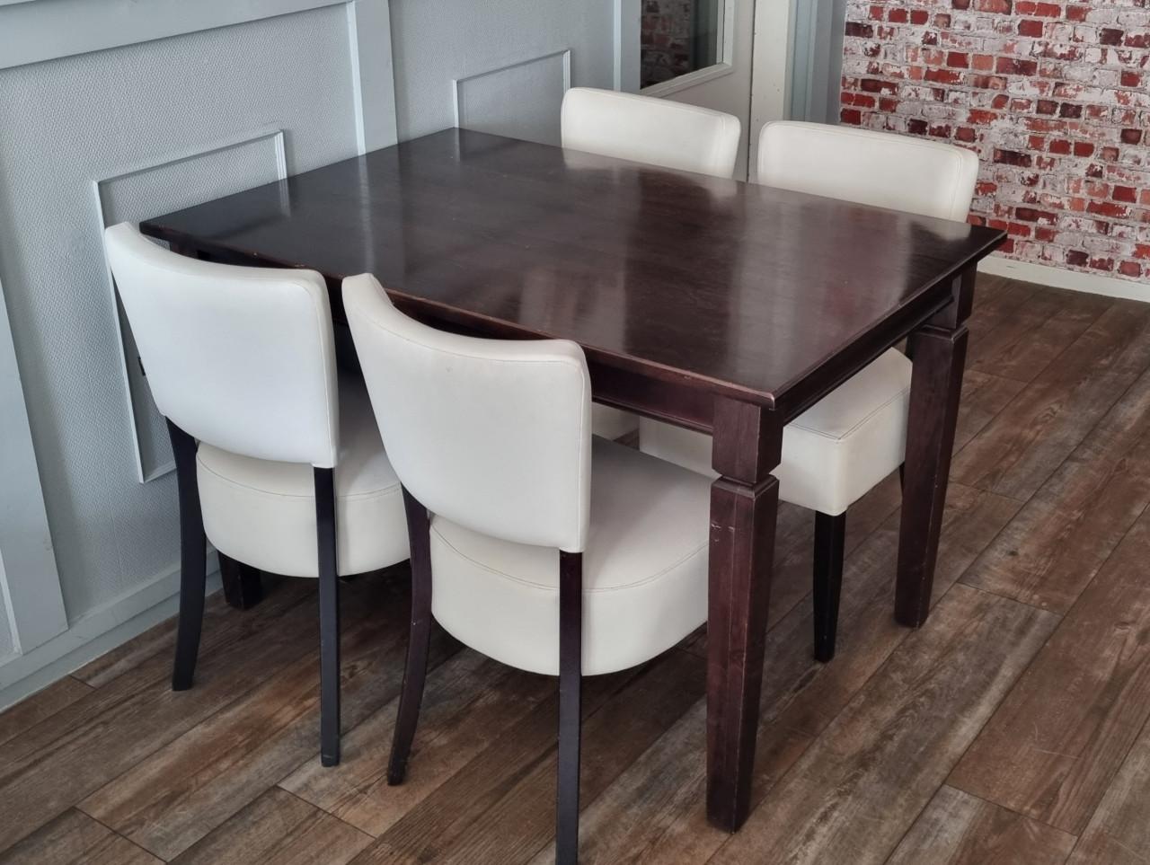 Partij stoelen en tafels