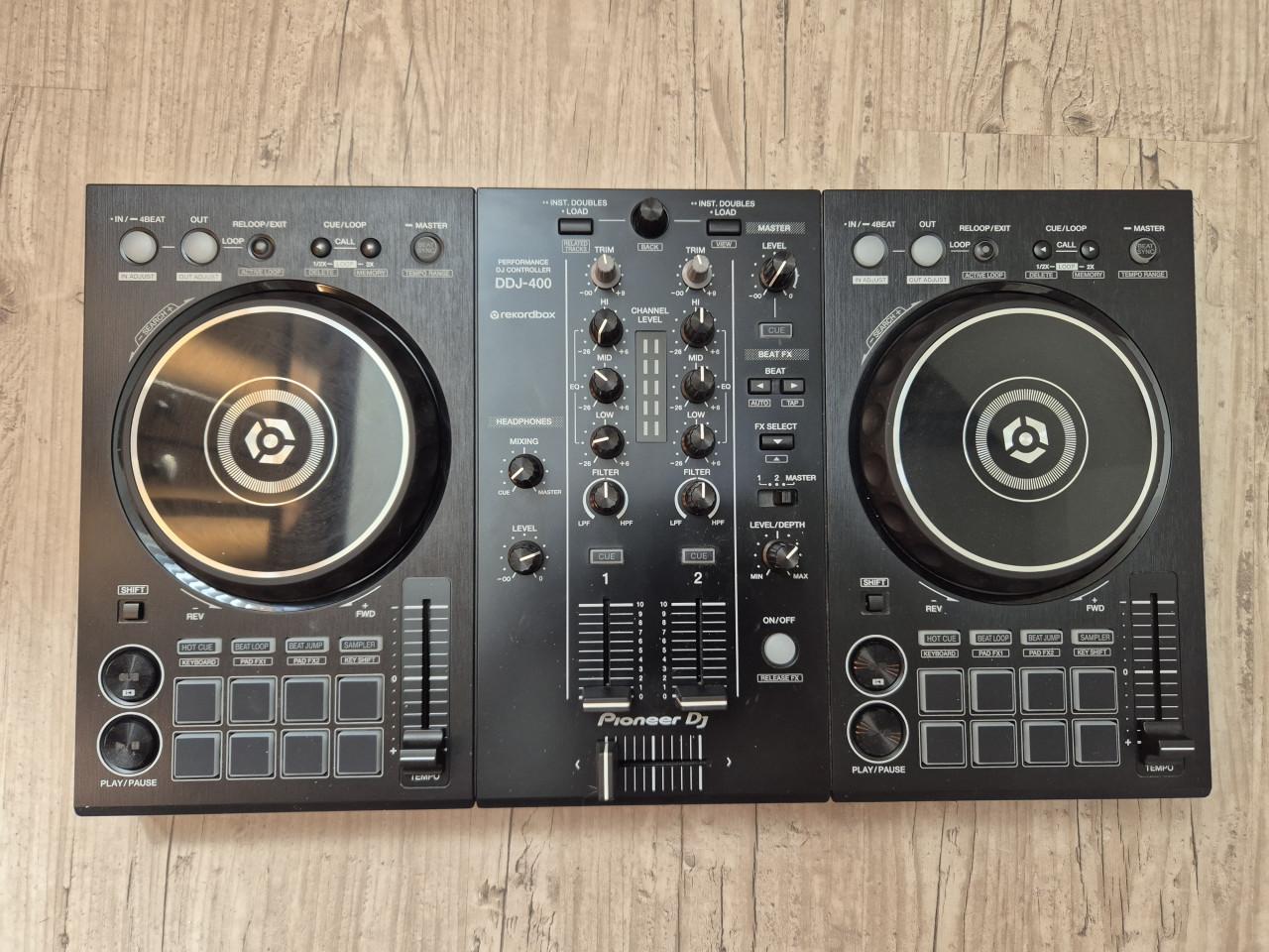 Pioneer DJ mengtafel + luidsprekers