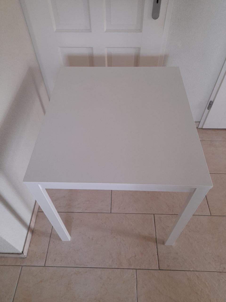 Witte tafel (uit trek baar)  70 x 80 (in goede nette staat)