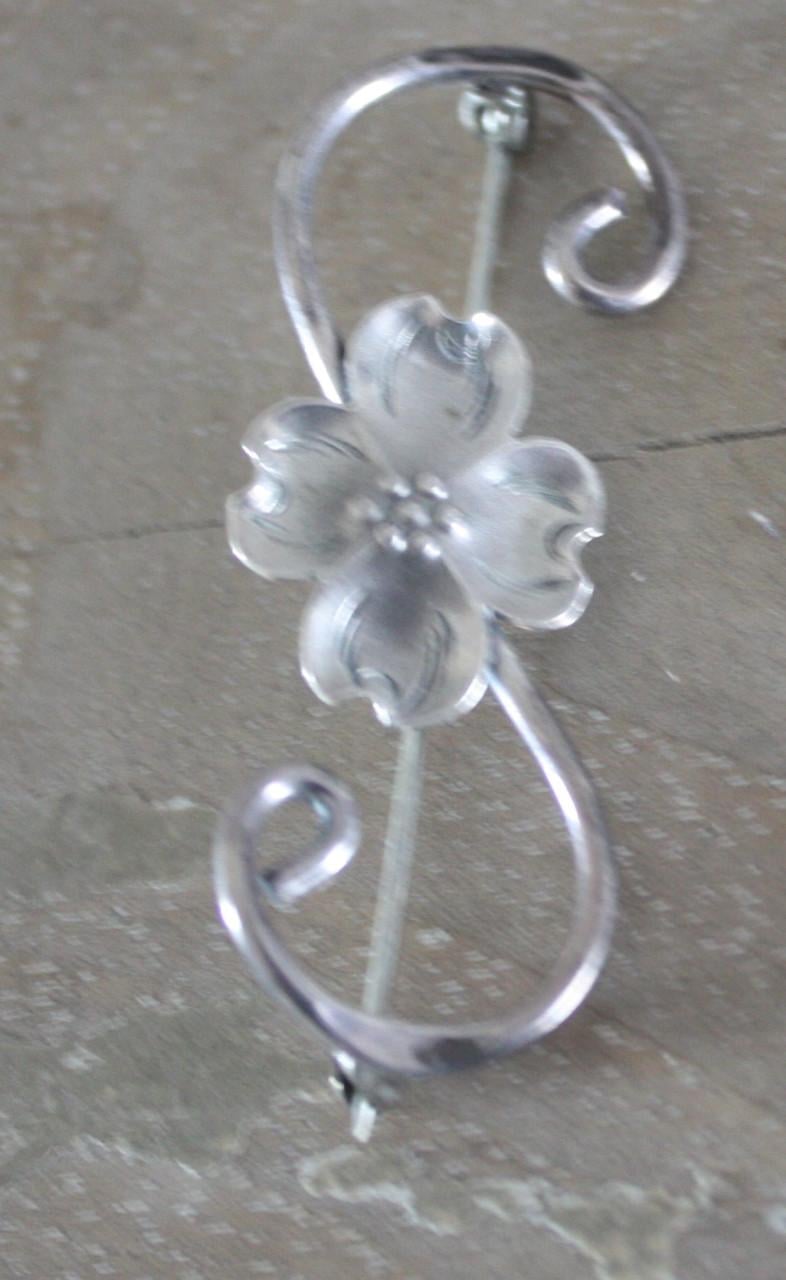 Broche zilverkleur sierlijke bloem