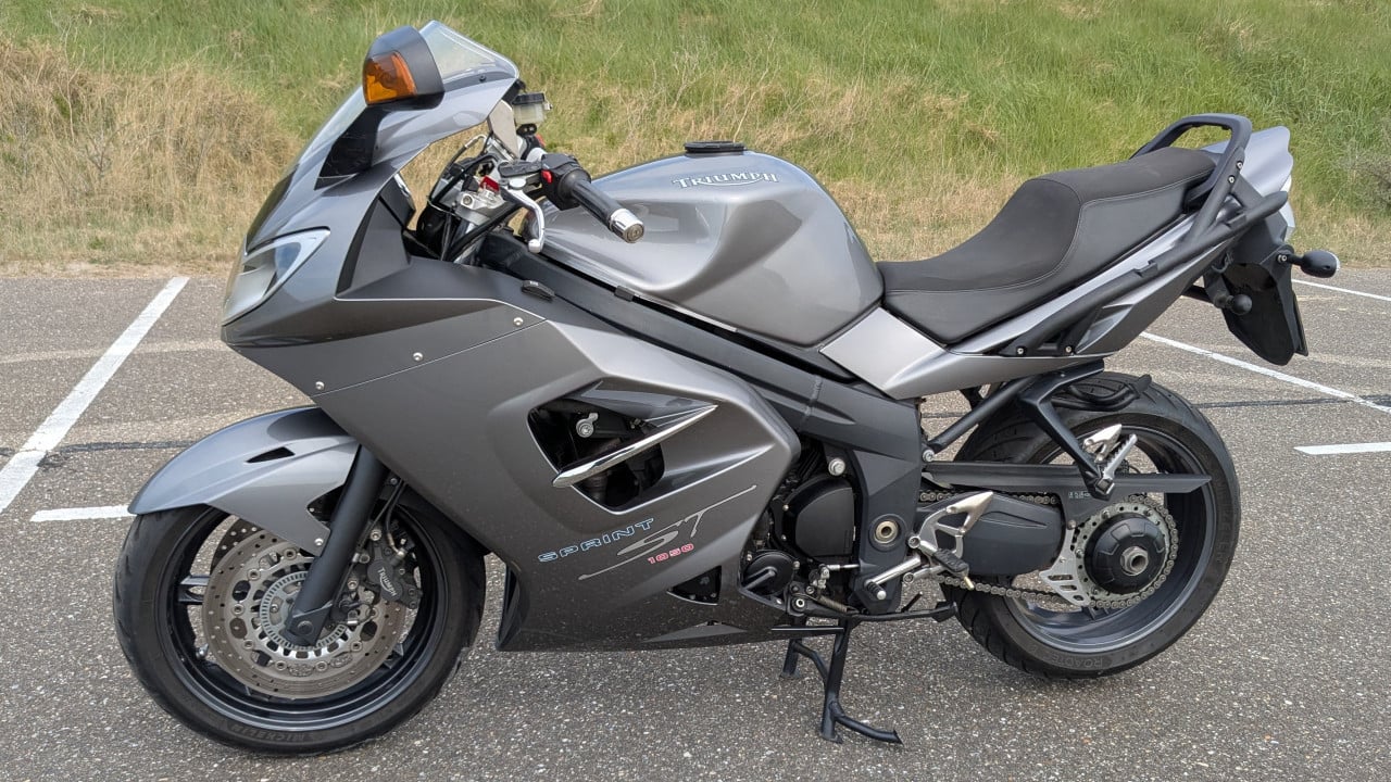 Triumph Sprint ST 1050 - Grijs - Met koffers
