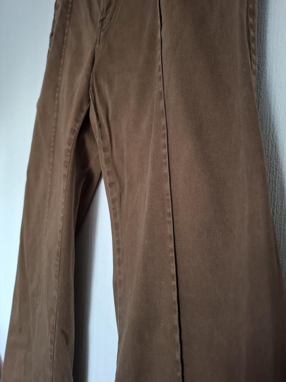 Didi broek met dubbele riemlussen en knoopdetails. Bruin. Maat 44