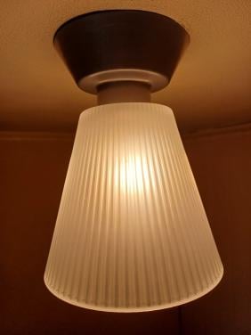 Twee Ikea (plafond)lampen met (geribbeld) wit, glazen kap